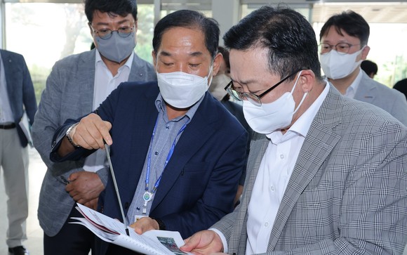 이장우 시장이 17일 사이언스 타워 내 기업 등 10개소 현장을 점검하고 있다. ⓒ 대전시
