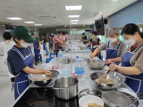 화순군농업기술센터 향토음식학교에서 가양주 제조반 교육을 운영한다. ⓒ 화순군