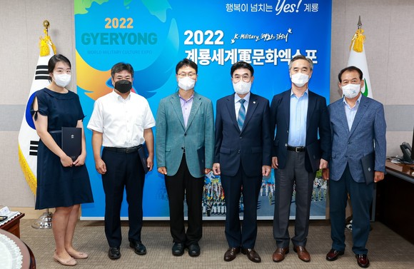 18일 재정공시 심의위원 위촉장 수여식을 개최 후 기념촬영을 하고 있다. ⓒ 공주시