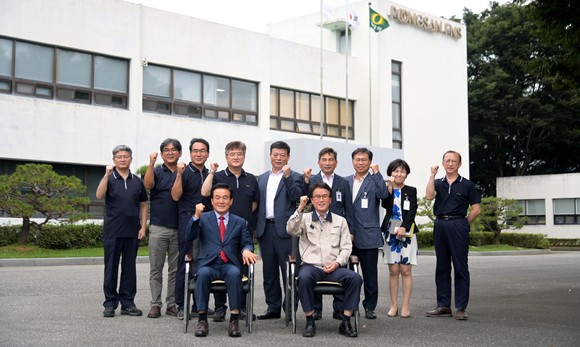 백성현 논산시장은 지난 19일 ㈜풍산FNS을 방문해 기업의 현황과 애로사항을 청취 후 기념촬영을 하고 있다. ⓒ 논산시