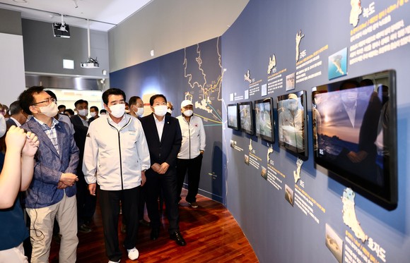 김동일 보령시장이 지난 19일 2022년 기획특별전 '보령의 섬' 개최식 후 관람하고 있다. ⓒ 보령시
