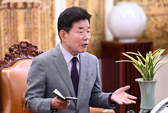 김진표 국회의장은 21일 지난 19일에 진행된 만찬식에서 개헌 논의에 윤석열 대통령이 긍정적인 견해를 밝혔다고 전했다. ⓒ 연합뉴스