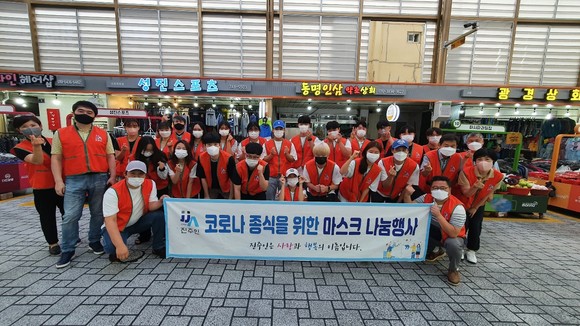 진주인이 코로나 종식을 위한 마스크 나눔행사를 하고 있다. ⓒ 프라임경제