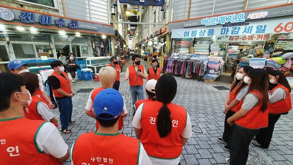 사단법인 진주인이 진주 중앙시장 일대에서 코로나19 극복을 위한 마스크 바로쓰기 캠페인을 전개하고 있다. ⓒ 프라임경제