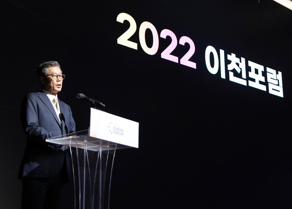 조대식 SK수펙스추구협의회 의장이 22일 서울 광장동 그랜드워커힐에서 열린 제6회 이천포럼에서 개회사를 하고 있다. ⓒ SK그룹