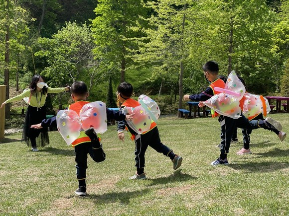 숲속어린이도서관이 운영하는 체험 프로그램. ⓒ 진주시
