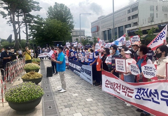 전남 순천시주민자치회와 순천시 이통장협의회 회원 500여 명이 22일 오전 대통령실 앞에서 경전선 도심구간 통과를 반대하는 집회를 갖고 있다. ⓒ 자치협의회