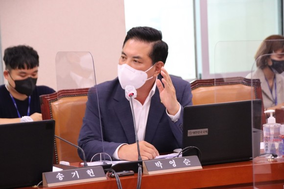 박영순 더불어민주당 국회의원이 '국가인권위원회의 인권NAP 100대 핵심 권고' 중 '중대재해처벌법의 안정적 안착과 개선'과 관련해 윤석열 정부와 현 여당은 인권위의 권고와 반대로 반노동, 반인권적인 행태를 이어가고 있다고 질타했다. ⓒ 연합뉴스