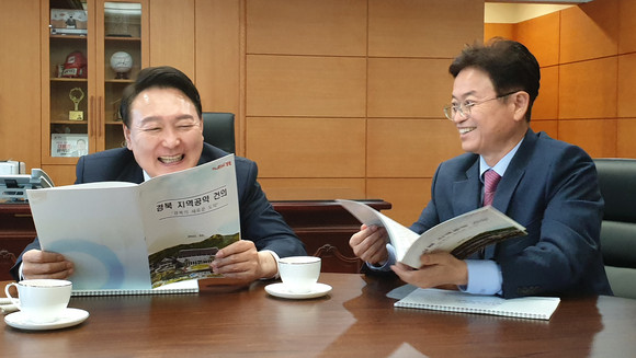 지난 3월18일 윤석열 대통령 당선인에 경북 지역공약 건의하는 이철우 경북도지사. ⓒ경북도