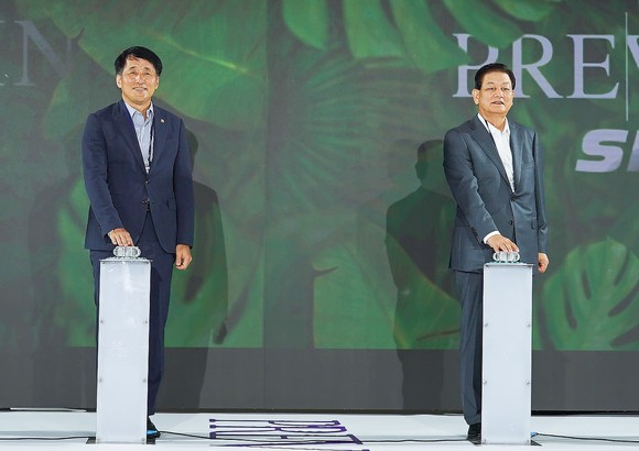 '프리뷰 인 서울 2022' 개막식에서 장영진 산업통상자원부 차관, 이상운 섬유산업연합회 회장이 개막 세러머니 행사를 가지고 있다. ⓒ 효성티앤씨
