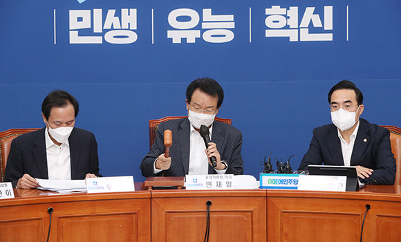 더불어민주당 중앙위원회는 24일 권리당원 투표 우선 조항에 대한 당헌 신설안이 부결됐다고 전했다. ⓒ 연합뉴스