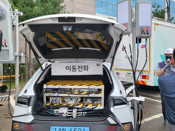 KT 엔지니어들이 전기차 배터리를 활용한 이동식 기지국을 구축하고 있다. = 박지혜 기자