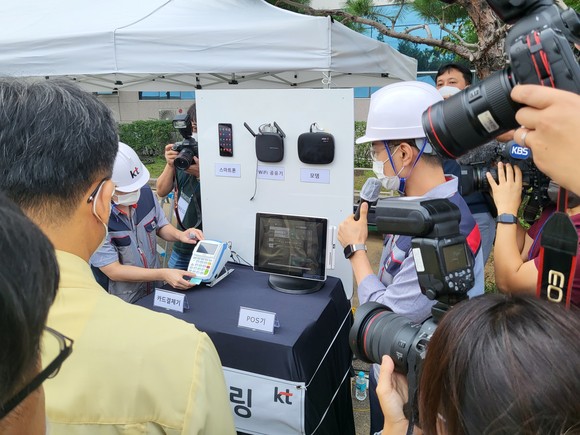 유선 인터넷 장애 시 소상공인 고객 케어를 위한 스마트폰 USB 테더링을 통한 카드 결제 서비스를 제공한다. = 박지혜 기자