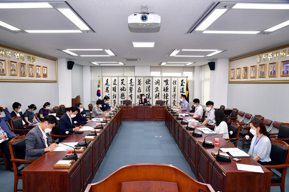 진주시의회가 정책지원관 제도의 성공적 안착 위해 간담회를 가지고 있다. ⓒ 진주시의회