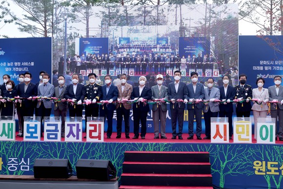 25일 포항시 북구청 개청식에 이강덕 포항시장과 참석자들이 테이프 커팅을 하고 있다. =김진호 기자