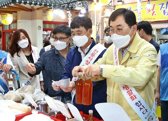 주낙영 경주시장(우측)과 시청직원들이 관내 재래시장을 둘러보고 있다. ⓒ 경주시청