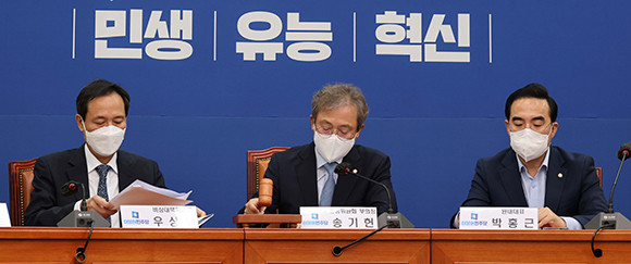 더불어민주당은 26일 권리당원 투표 우선 조항을 뺀 당헌 개정안을 의결했다. ⓒ 연합뉴스