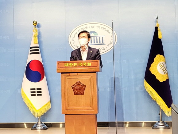 조경태 국민의힘 의원은 28일 국회 소통관에서 권성동 원내대표 체제에 대해 비판했다. = 박성현 기자