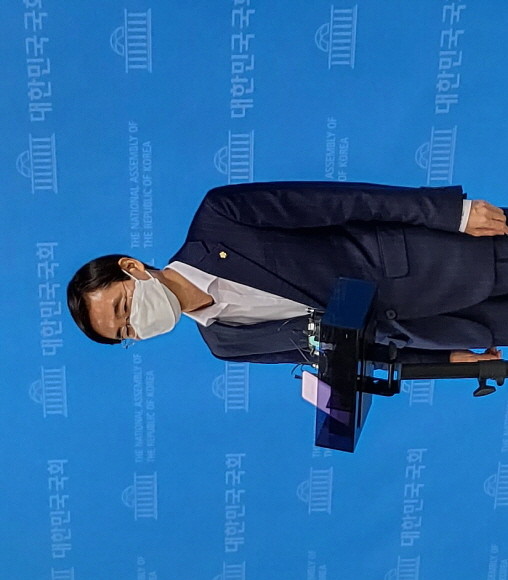 조경태 국민의힘 의원은 지난 27일에 진행된 의원총회 결정에 대해 "호미로 막을 것을 가래로 막는다"라는 속담을 인용했다. = 박성현 기자