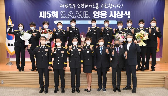 제5회 S·A·V·E 영웅 수상자와 S·A·V·E 캠페인에 참여한 소방 모델들이 함께 기념촬영 하고 있다. ⓒ 소방청