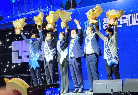 28일 진행된 제5차 정기전국대의원대회에서 당선된 대표, 최고위원 후보. = 박성현 기자