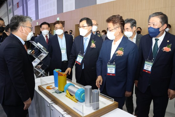 NESCONFEX 2022에 참석한 관계자들이 행사장에 설치된 부스를 관람하고 있다. ⓒ 경주시청