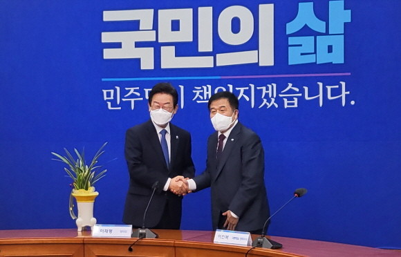 이재명 더불어민주당 대표와 이진복 대통령실 정무수석이 30일 국회에서 만남을 가졌다. = 박성현 기자