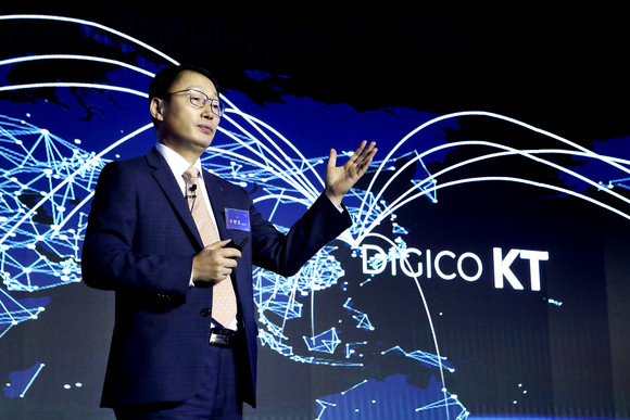 구현모 KT 대표가 '더 나은 디지털 세상을 만들어가는 DIGICO KT' 주제로 발표하고 있는 모습. ⓒ KT
