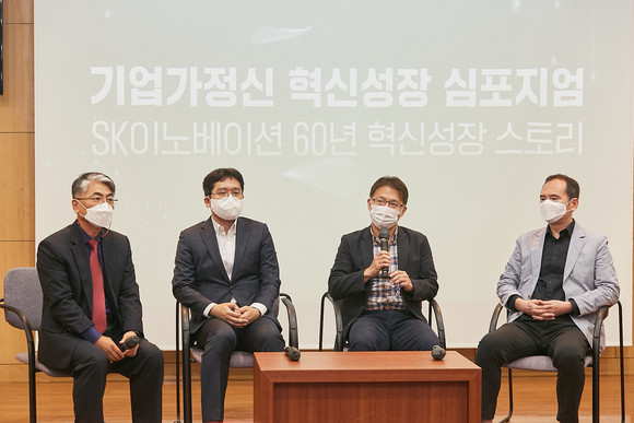 기업가정신학회 교수진들이 오전 세션 발표 후 종합 질의 및 토론 시간을 갖고 있다. ⓒ SK이노베이션
