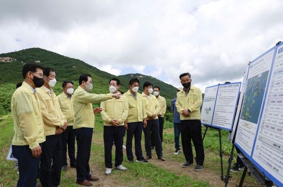 신우철 완도군수와 김영록 전남지사가 지난 4일 가뭄으로 인한 물 부족 해소를 위해 노화·보길도 현장 점검을 실시하고 있다. ⓒ 완도군