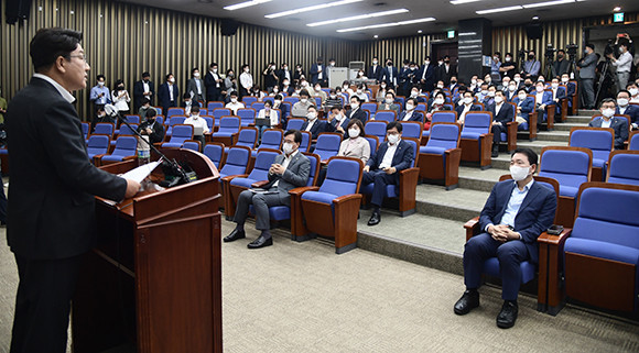 권성동 국민의힘 원내대표는 30일 의원총회에서 윤석열 대통령과의 문자 내용 공개 및 대통령실 인사 해명 발언으로 인한 논란은 뺀 채로 새 비대위 출범의 필요성을 설명했다. ⓒ 연합뉴스