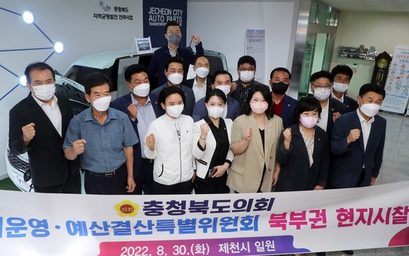 충북도의회 운영 예산결산특별위원회가 30일 북부권 현지 시찰 후 기념촬영을 하고 있다(제천 자동차부품산업 클러스터센터). ⓒ 의회사무국