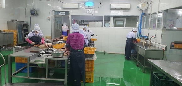 각종 수산물을 가공하고 있는 작업실. ⓒ 프라임경제