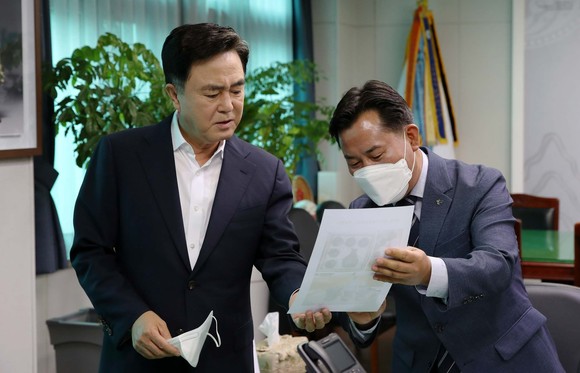 김태흠 지사가 31일 부여군청을 방문해 박정현 군수에게 "부여를 문화명품 관광도시로 조성하겠다"고 약속했다. ⓒ 충남도