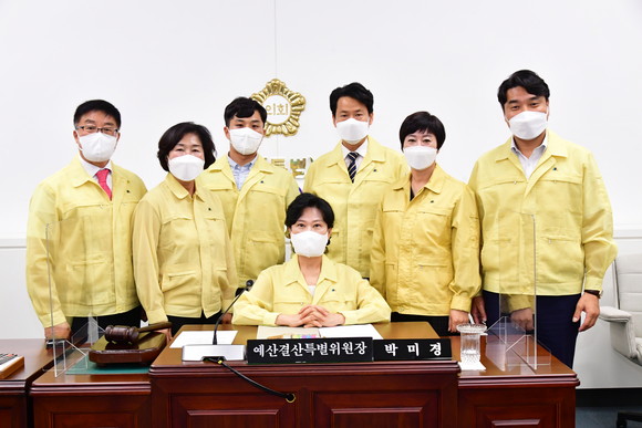 진주시의회 예산결산특위 박미경 위원장과 위원회 의원들. ⓒ 진주시의회