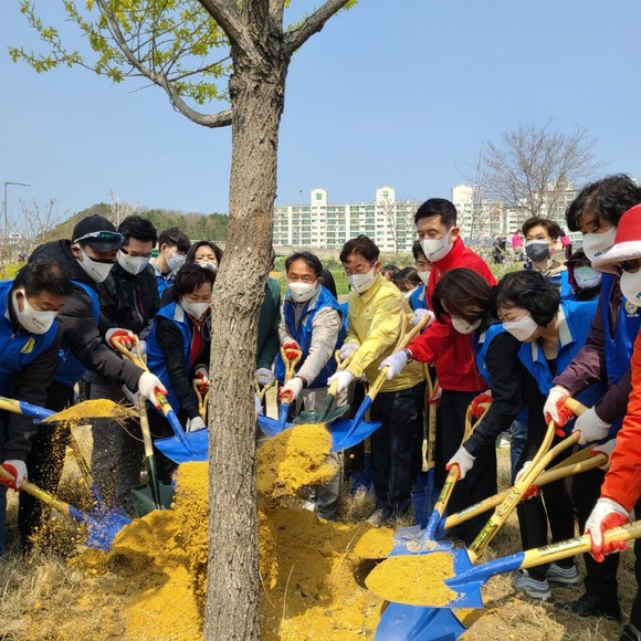 지난 4월 포항시 일원에서 열린 희망나무심기 행사 모습. ⓒ 포항시