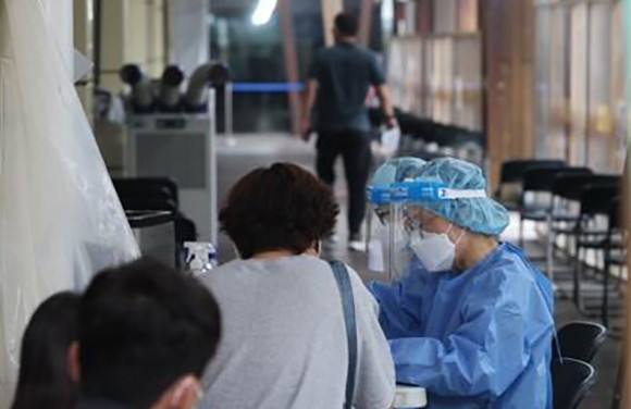 1일 0시 기준 국내 발생 신규 확진자 수는 8만1273명이다. ⓒ 연합뉴스