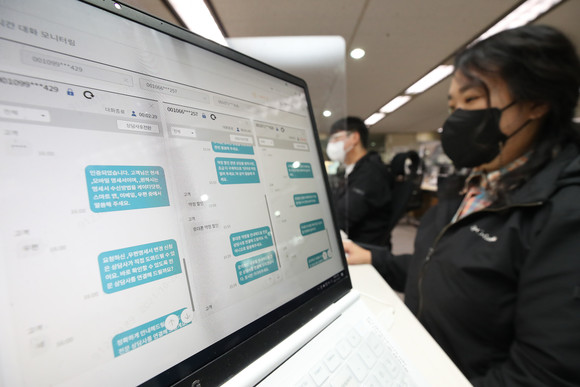 노동계에서는 AI 상담사가 기존 상담사들의 일자리, 업무 환경을 위협할 수 있다는 지적도 나온다. 사진은 AI 상담사의 실시간 대화를 모니터링하는 모습. ⓒ 연합뉴스