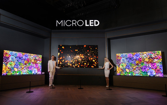 IFA 2022가 열리는 메세 베를린(Messe Berlin)에 위치한 시티 큐브 베를린(City Cube Berlin) '삼성 타운'에서 삼성전자 모델이 영상디스플레이 전시존의 마이크로 LED를 선보이고 있다.