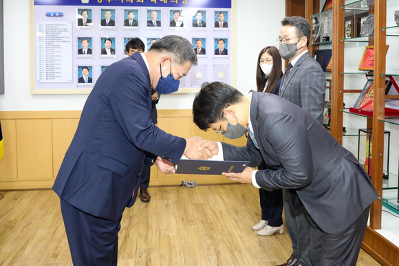 1일 경주시의회 의장실에서 열린 정책지원관 임용식 모습. ⓒ 경주시의회
