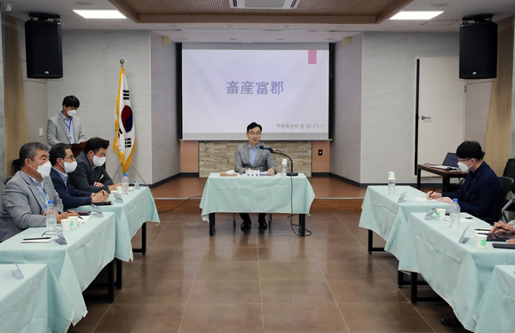 하승철 군수가 축산 경쟁력 강화를 위한 축산관계자 간담회를 개최하고 있다. ⓒ 하동군