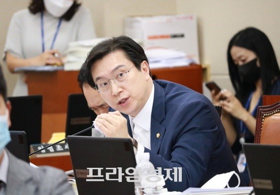 강민국 의원이 남부내륙철도 지연을 우려해 국토부에 2027년 철도 인프라 구축을 주문하고 있다. ⓒ 프라임경제