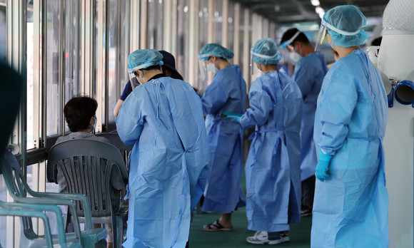 2일 오전 동대문구청 선별진료소에서 시민들이 검사를 기다리고 있다. ⓒ 연합뉴스