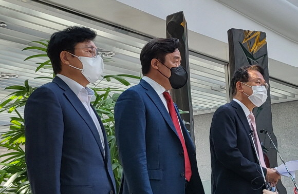 상임전국위원회에서 논의된 결과에 대해 국민의힘 상임전국위 부의장과 원내대변인인 윤두현·정동만·박형수 의원이 발표했다. = 박성현 기자