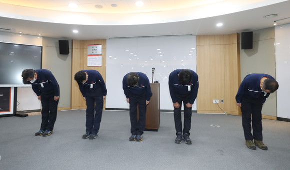 8월31일 울산 폴리머공장에 폭발사고가 발생하자 나경수 SK지오센트릭 사장과 임원들이 2일 기자회견을 열고 공식 사과했다. ⓒ 연합뉴스