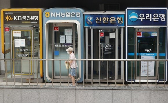 현재 '예대금리차 비교 공시' 제도는 1금융권에 한해 적용되고 있지만, 타 업권으로 확대될 가능성이 대두되고 있다. ⓒ 연합뉴스