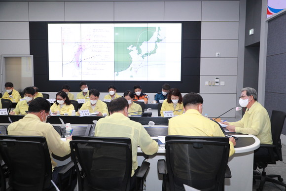 오태완 의령군수가 제11호 태풍 '힌남노' 북상 상황판단회의를 개최하고 있다. ⓒ 의령군