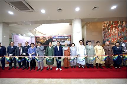 영주 부석사 성보박물관에서 개최된 '2022 세계유산축전:경북' 개막식에서 참석자들이 테이프 커팅식을 하고 있다. ⓒ 세계유교문화재단
