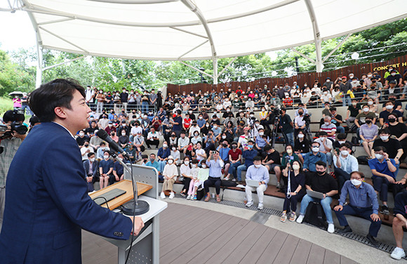 이준석 전 국민의힘 대표는 4일 대구 김광석거리에서 법원 취지를 무시하고 있는 자당의 행보에 대해 비판했다. ⓒ 연합뉴스