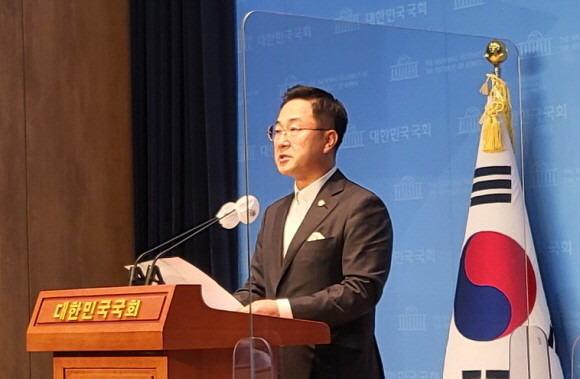 윤석열 대통령을 허위사실공표 혐의로 고발장을 오전에 발표한 고위공직자수사처가 아닌 서울중앙지검에 제출한 이유에 대해 박성준 더불어민주당 대변인이 설명했다. = 박성현 기자